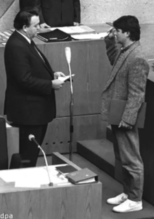 Es-ist-sein-legendaerer-Auftritt-bei-seiner-Vereidigung-am-12-Dezember-1985-in-Turnschuhen-der-in-Erinnerung-bleibt