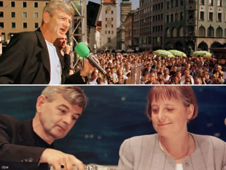 und-ausserhalb-des-Bundestages-Fischer-auf-einer-Wahlkampfrede-1998-in-Muenchen-oben-und-als-aufmerksamer-Kavalier-im-gleichen-Jahr-auf-dem-93-Deutschen-Katholikentag-in-Mainz-mit-der-damaligen-Bundesumweltministerin-Merkel