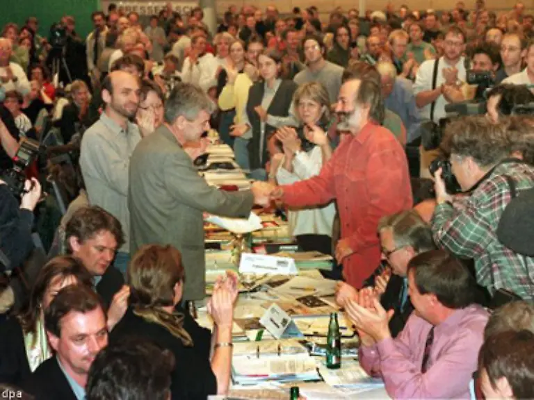 Doch-er-setzt-sich-durch-im-Bild-Parteitag-der-Gruenen-1997-in-Kassel-Der-Einsatz-der-Bundeswehr-nicht-nur-in-Bosnien-ist-bei-den-Gruenen-heute-kein-Thema-mehr
