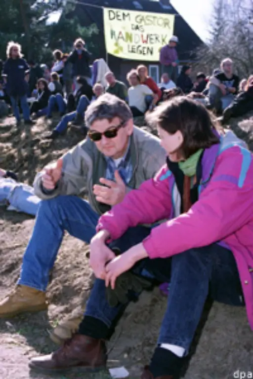 Dennoch-faellt-es-der-Partei-weiterhin-schwer-Fischer-zu-folgen-Der-an-der-Spitze-vollzogene-Wandel-hin-zu-einer-Partei-der-neuen-buergerlichen-Mitte-stoesst-bei-der-Parteilinken-auf-Skepsis-Fischer-1997-in-der-Diskussion-mit-Kernkraftgegnern-in-Dannenberg