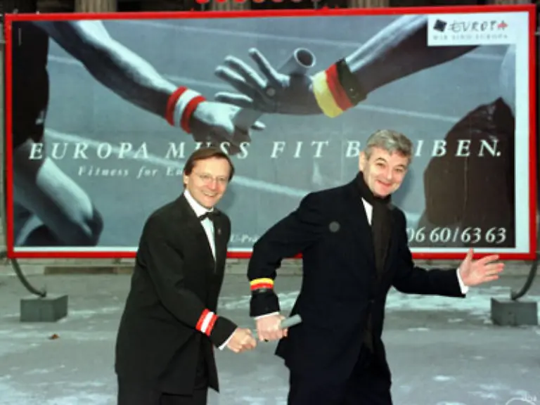 Symbolische-Uebergabe-des-Staffelstabes-der-EU-Praesidentschaft-durch-den-oesterreichischen-Aussenminister-Schuessel-am-11-12-1998-Am-1-Januar-uebernimmt-Deutschland-die-EU-Praesidentschaft-Fischer-erwirbt-sich-schnell-international-Respekt-im-Amt-Seine-Ideen-ueber-die-Rolle-und-Struktur-des-kuenftigen-Europas-werden-ebenso-beachtet