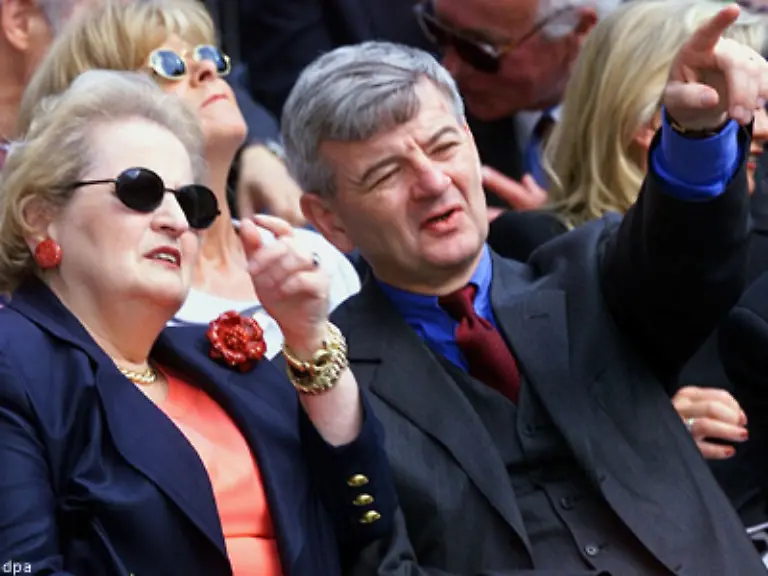 und-wie-sein-Umgang-mit-den-USA-In-US-Aussenministerin-Madeleine-Albright-findet-er-eine-Freundin-Er-ist-eine-ungeheuer-faszinierende-Persoenlichkeit-sagt-die-1937-Geborene-spaeter-ueber-Fischer