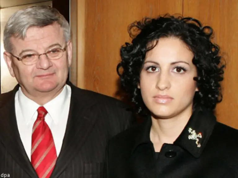 Seit-Sommer-2003-ist-Fischer-mit-der-Filmstudentin-Minu-zusammen-Erstaunlich-Auch-zwei-Jahre-spaeter-war-das-Paar-noch-nicht-verheiratet