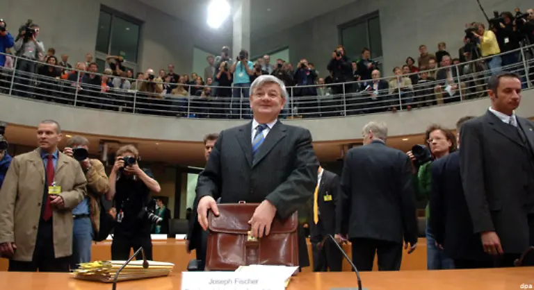 Doch-geht-er-erhobenen-Hauptes-aus-der-Sitzung-Seine-Anklaeger-redet-er-rekordverdaechtige-zwoelf-Stunden-lang-bis-zur-Erschoepfung-Der-Minister-bekennt-nach-der-Marathonsitzung-des-Untersuchungsausschusses-Ich-fuehlte-mich-nicht-unwohl