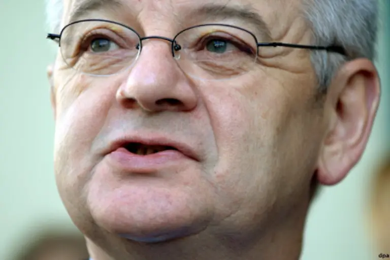 Als-die-SPD-nach-der-verlorenen-Wahl-in-NRW-Neuwahlen-anstrebt-bringt-Fischer-wiederholt-seinen-Unmut-zum-Ausdruck-Auch-wenn-ihn-eine-Freundschaft-mit-Schroeder-verbindet-dessen-Entscheidung-das-rot-gruene-Projekt-vorzeitig-zur-Disposition-zu-stellen-gefaellt-ihm-nicht