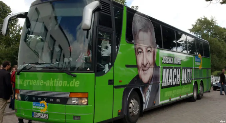 Der-Wahlkampf-beginnt-Fischer-sammelt-seine-Kraefte-begibt-sich-von-der-Buehne-der-Weltpolitik-auf-die-Marktplaetze-der-Republik