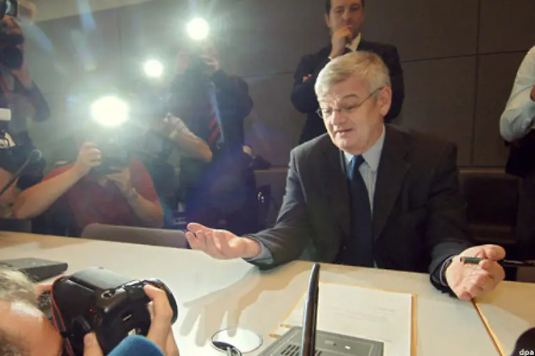 Um-so-ueberraschender-sein-Auftritt-vor-der-Fraktion-am-20-September-Viele-hatten-damit-gerechnet-dass-Fischer-nun-den-Fraktionsvorsitz-uebernehmen-will-Doch-Fischer-winkt-ab-Nach-sieben-Jahren-als-Aussenminister-will-er-nicht-mehr-fuer-eine-kleine-Fraktion-die-Oppositionsarbeit-organisieren