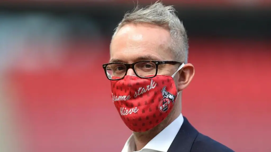 Alexander-Wehrle-Geschaeftsfuehrer-Sport-des-1-FC-Koeln-steht-mit-Maske-im-Stadion