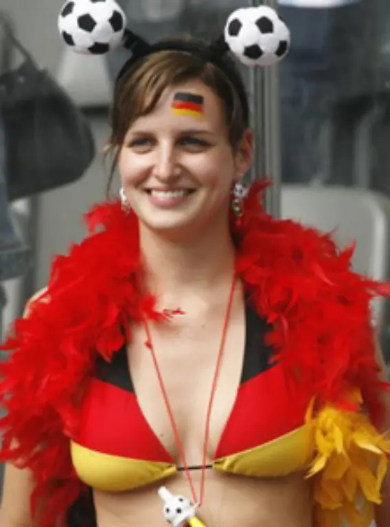 Zum-Anstoss-herrscht-perfektes-Fussballwetter-18-C-Nicht-zu-heiss-nicht-zu-kalt-Nicht-wirklich-Bikini-Temperaturen-aber-ein-wahrer-Fan-friert-nicht
