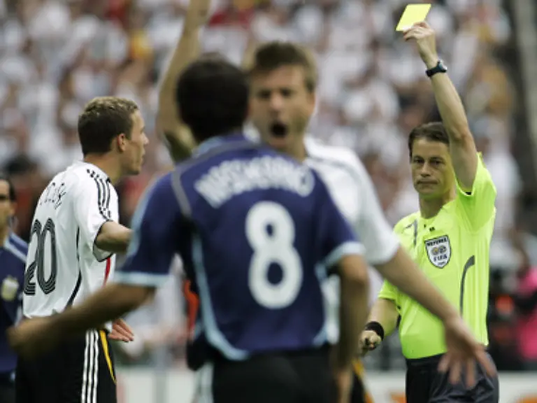 Den-Deutschen-bringt-es-eine-Gelbe-Karte-fuer-Podolski-in-der-3-Minute-nach-seinem-zweiten-Foul