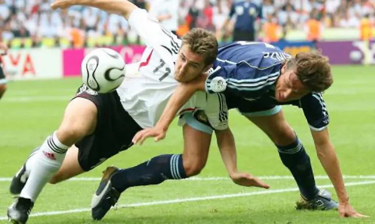 Argentinien-schlaegt-gleich-zurueck-Heinze-rammt-Klose-den-Ellbogen-ans-Kinn-Den-folgenden-Freistoss-von-Podolski-kann-Torwart-Abbondazieri-im-Nachfassen-parieren