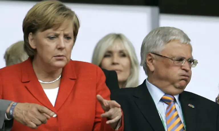 Unsere-Bundeskanzlerin-hat-den-Ellbogencheck-gesehen-und-kann-das-gar-nicht-gutheissen