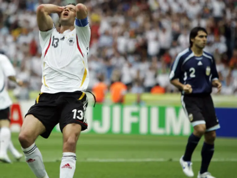 In-der-16-Minute-dann-die-erste-gute-Chance-des-Spiels-fuer-die-Deutschen-Schneider-flankt-in-den-Strafraum-Ballack-kommt-zum-Kopfball-vorbei