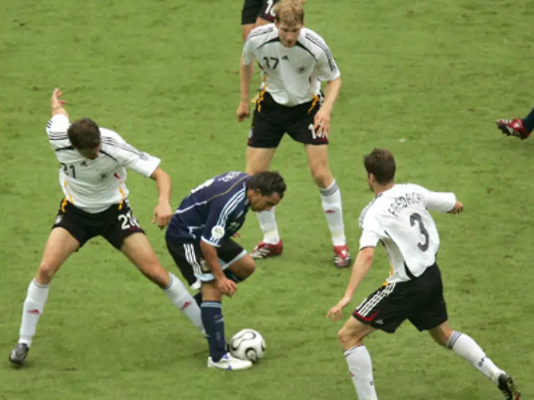 Jeder-Meter-ist-umkaempft-Die-Gauchos-dominieren-im-Mittelfeld-im-Spiel-nach-vorne-stossen-sie-jedoch-schnell-an-die-deutsche-Abwehrmauer