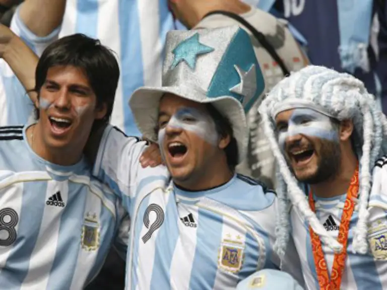Zur-Halbzeit-ist-noch-kein-Tor-gefallen-Und-Argentiniens-Fussballidol-und-Maskottchen-Maradona-ist-auch-nicht-wie-sonst-immer-mit-im-Stadion-ein-Freund-von-ihm-wurde-nicht-eingelassen-da-blieb-er-aus-Protest-auch-gleich-draussen-Die-argentinischen-Fans-feiern-trotzdem