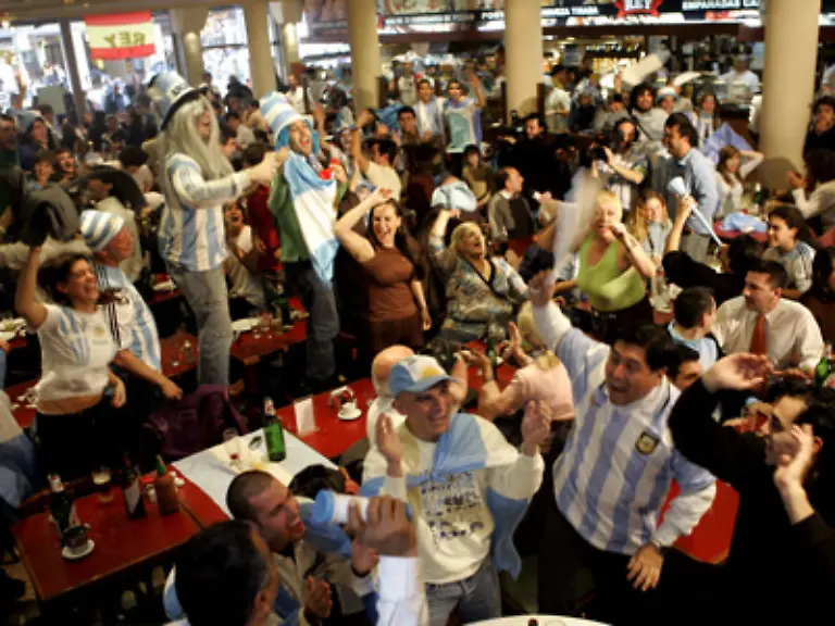 Argentinien-flippt-aus-hier-in-einer-Bar-in-Buenos-Aires