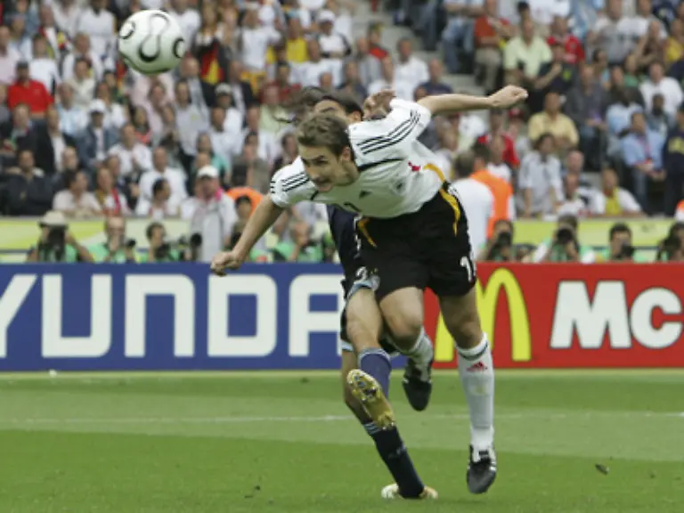 Aber-nein-wir-haben-doch-noch-unseren-Miro-In-der-80-Minute-erloest-er-Fussball-Deutschland-und-koepft-zum-1-1-ein