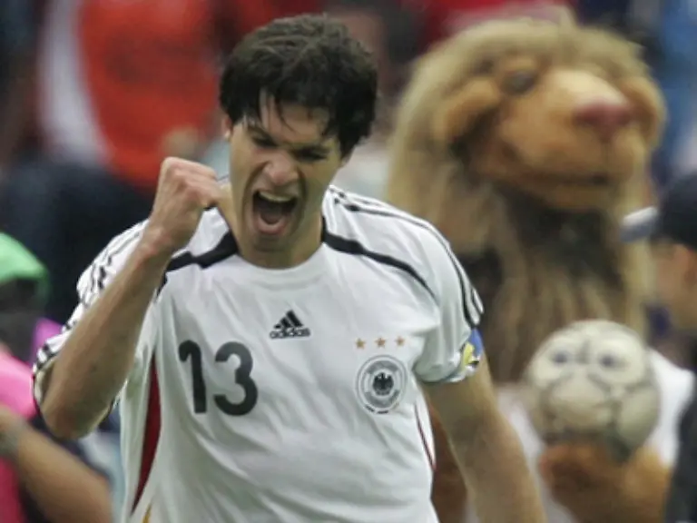 Michael-Ballack-ist-der-Naechste-Cool-und-nervenstark-schiesst-er-das-3-2-Goleo-freut-sich-diskret-im-Hintergrund