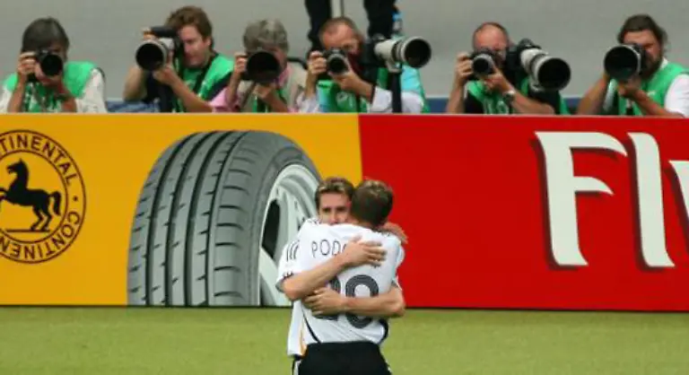 Nun-ist-Podolski-dran-er-trifft-souveraen-zum-4-2