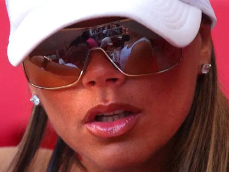 Das-ist-sie-die-Frau-mit-der-Sonnenbrille