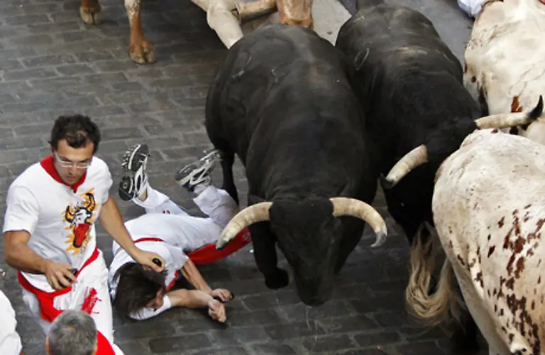 Sie-waren-von-den-Stieren-auf-die-Hoerner-genommen-oder-zu-Tode-getrampelt-worden