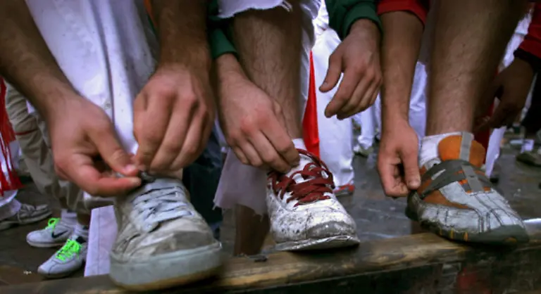 Die-taegliche-Hatz-encierro-zur-Stierkampfarena-zwischen-dem-7-und-14-Juli-ist-Teil-des-Volksfestes-zu-Ehren-von-Pamplonas-Schutzpatron-San-Fermin