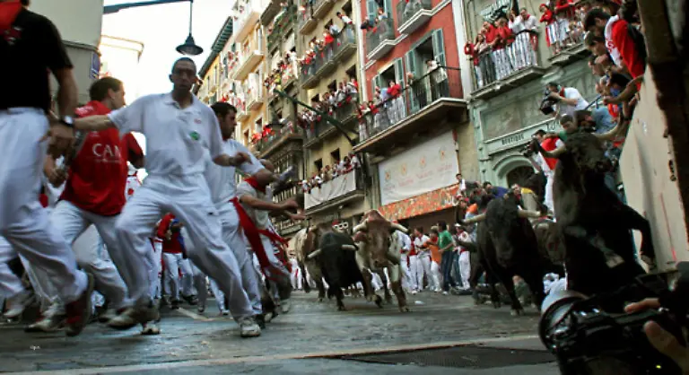 Die-Feierlichkeiten-zu-Ehren-beginnen-immer-mit-dem-Abschuss-einer-Rakete-vom-Rathausbalkon