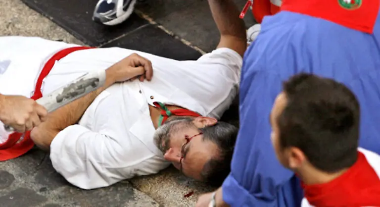 Als-einzige-Waffe-um-die-Stiere-von-sich-fern-zu-halten-dient-ihnen-eine-zusammengerollte-Zeitung