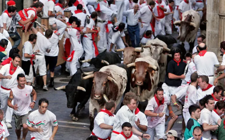 Oftmals-ist-der-Andrang-auf-der-Strecke-so-gross-dass-die-Laeufer-sich-gegenseitig-behindern-und-auf-dem-holprigen-Kopfsteinpflaster-stolpern