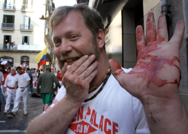 Waehrend-die-echten-mozos-sich-monatelang-auf-die-Hatz-vorbereiten-riskieren-viele-auslaendische-Moechtegern-Toreros-auf-der-Suche-nach-dem-ultimativen-Adrenalinkick-jedes-Jahr-leichtsinnig-Kopf-und-Kragen