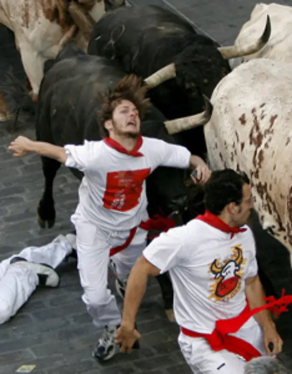 Beruehmt-wurde-das-Treiben-durch-Hemingways-Roman-Fiesta