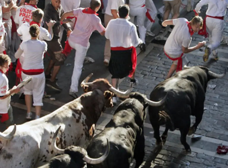 Als-der-Schriftsteller-die-Stierhatz-in-den-20er-Jahren-erstmals-miterlebte-verirrte-sich-kaum-mehr-als-eine-Hand-voll-Fremde-dorthin