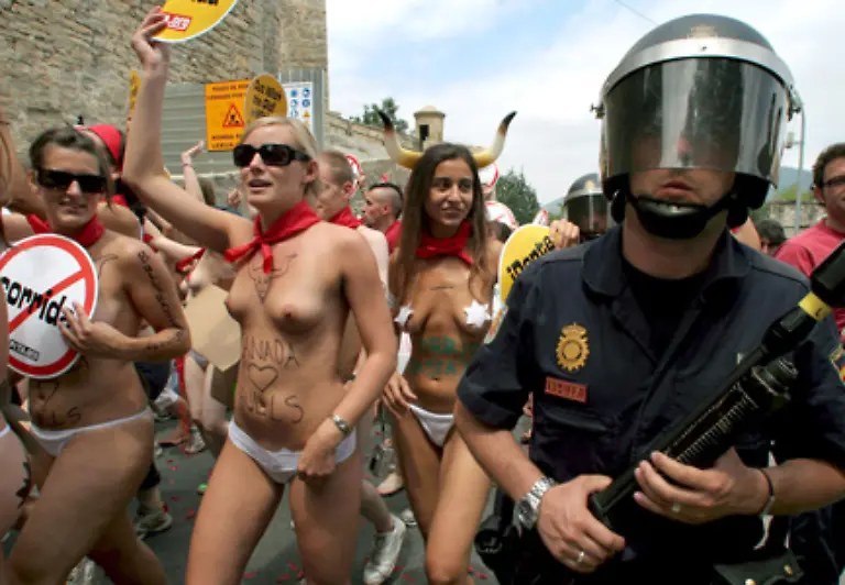 Ihre-Kritik-Wer-das-Stiertreiben-in-Pamplona-oder-irgendwelche-anderen-Stierkaempfe-als-froehliches-und-traditionelles-Ereignis-feiert-verschliesst-die-Augen-vor-Tierleid-und-dem-aeusserst-grausamen-Umgang-mit-den-Tieren