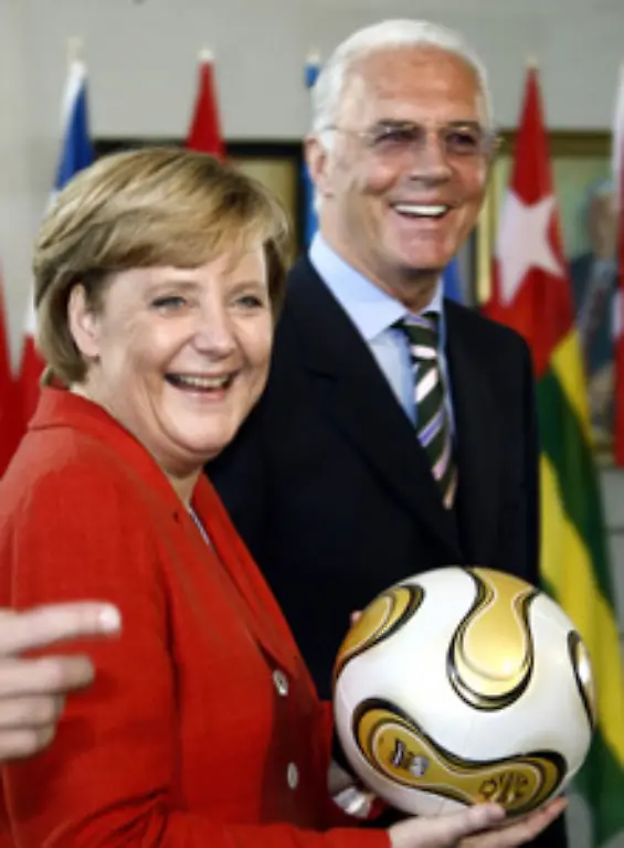 Franz-Beckenbauer-zu-den-Gruenden-warum-er-im-Finale-gerne-die-deutsche-Mannschaft-gesehen-haette-Dann-waere-mir-Bundeskanzlerin-Angela-Merkel-wie-schon-bei-dem-Argentinien-Spiel-wieder-in-die-Arme-gefallen-Das-jedoch-haben-die-Italiener-verhindert-das-werde-ich-ihnen-nie-wieder-verzeihen