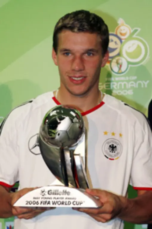 Stuermer-Lukas-Podolski-auf-die-Frage-ob-er-sich-irgendwann-einen-Wechsel-ins-Ausland-vorstellen-kann-Ich-muss-jetzt-erst-einmal-in-Muenchen-eine-Wohnung-suchen