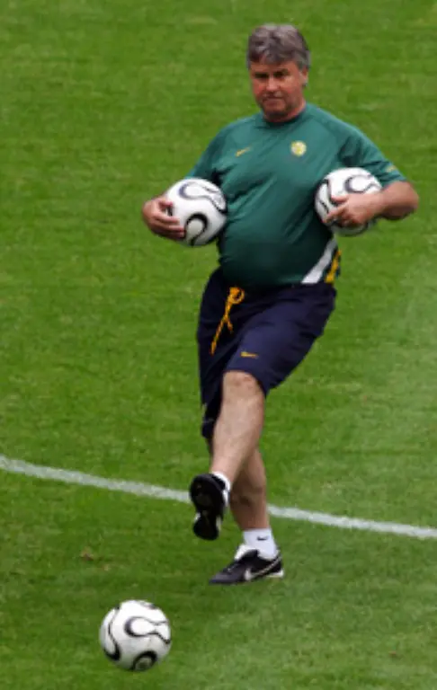Australiens-Nationaltrainer-Guus-Hiddink-als-waehrend-der-Pressekonferenz-sein-Handy-klingelt-Das-ist-meine-Mutter
