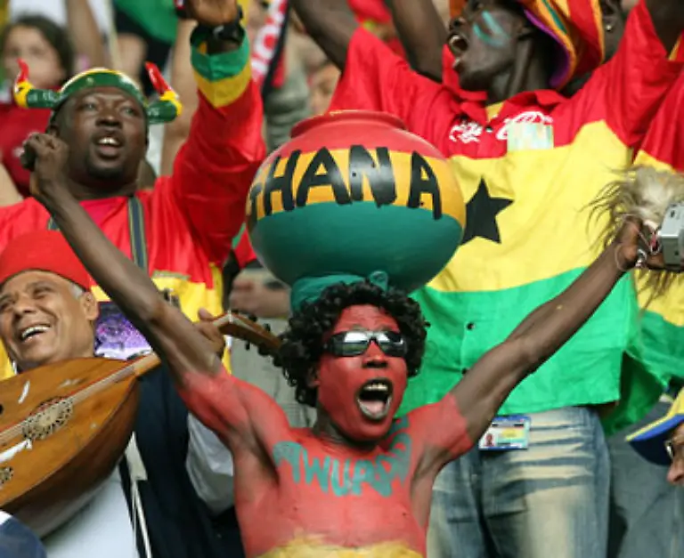 Ein-Plakat-mit-dem-ghanaische-Fans-ihre-Mannschaft-nach-dem-2-1-gegen-die-USA-und-dem-damit-verbundenen-Einzug-ins-Achtelfinale-feierten-Die-Python-kann-niemals-das-Stachelschwein-verschlingen