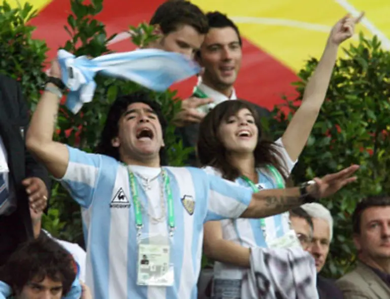 Der-niederlaendische-Nationalstuermer-Ruud-van-Nistelrooy-nach-dem-0-0-gegen-Argentinien-auf-die-Frage-wer-der-beste-argentinische-Spieler-gewesen-sei-Der-sass-auf-der-Tribuene-und-schwenkte-ein-T-Shirt-ueber-dem-Kopf-Sein-Name-ist-Diego