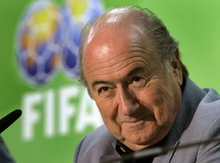 DFB-Praesident-Gerhard-Mayer-Vorfelder-auf-die-Frage-wie-er-die-Pfiffe-gegen-die-FIFA-und-deren-Praesident-Joseph-S-Blatter-bewertet-Ich-troeste-ihn-immer-mit-den-Worten-Das-passiert-mir-laufend