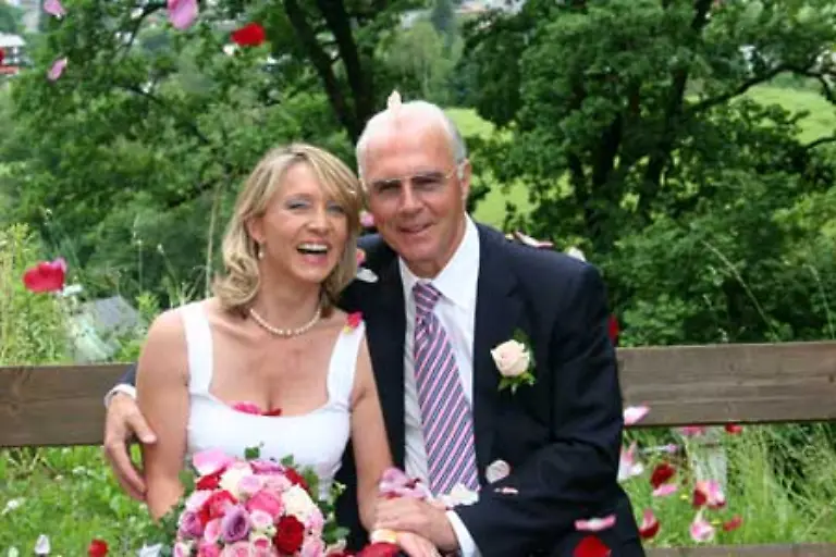Franz-Beckenbauer-ueber-seine-Hochzeit-Wir-wollten-es-geheim-halten-und-das-ging-nur-waehrend-der-WM-Es-war-sogar-so-geheim-dass-im-Standesamt-zunaechst-kein-Licht-anging-und-alles-dunkel-war-So-geheim-braucht-s-ihr-das-auch-nicht-zu-halten-hab-ich-dann-gesagt-und-es-wurde-Licht