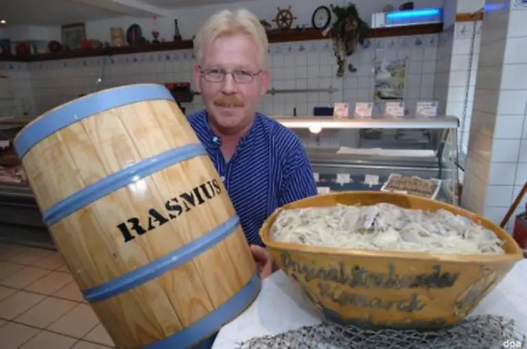 133-Fischhaendler-Henry-Rasmus-der-ihm-das-Geheimrezept-der-beruehmten-Bismarck-Heringe-ueberreichen-wird