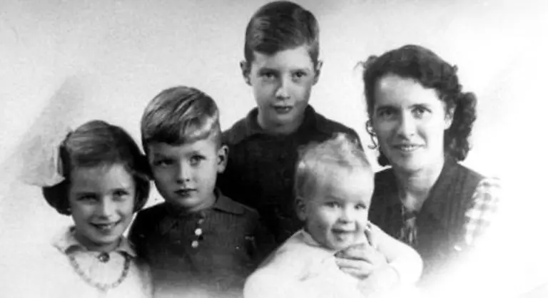 Rudi-Carrell-hinten-als-Elfjaehriger-im-Jahr-1945-mit-seiner-Mutter-Catrien-und-den-Geschwistern-l-r-Truus-Adriaan-und-Andre