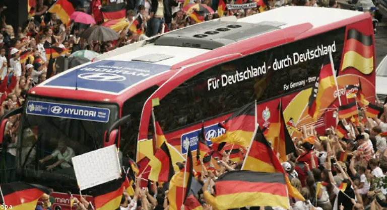 Funktionaere-und-Helfer-duerfen-nicht-mehr-im-Mannschaftsbus-mitfahren