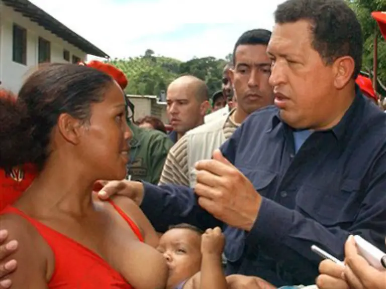 Und-auch-diese-Begegnung-von-Hugo-Chavez-mit-einer-stillenden-Mutter-ist-kein-Zufall-man-muss-aber-schon-zur-Sorte-ganz-im-Einklang-mit-der-Natur-gehoeren-um-so-beherzt-weiter-diskutieren-zu-koennen