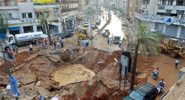 Ein-Bombenkrater-inmitten-der-Stadt-Nach-libanesischen-Krankenhausangaben-wurden-bei-dem-Luftangriff-auf-die-Schiiten-Vororte-von-Beirut-mindestens-52-Menschen-verletzt