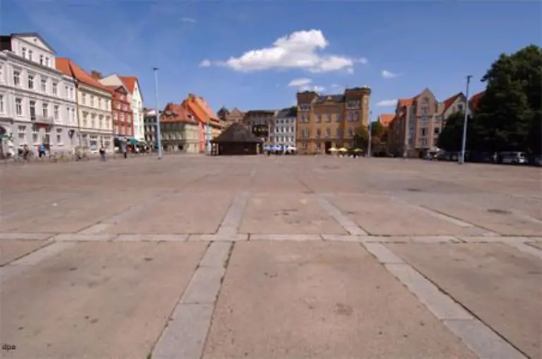 Stralsund-eine-Geisterstadt-Ihre-Balkone-duerfen-die-Anwohner-nicht-betreten