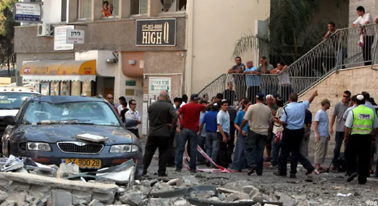 Denn-die-Hisbollah-beantwortete-den-israelische-Angriff-mit-einem-heftigen-Beschuss-Nordisraels-Etwa-80-Raketen-wurden-auf-israelische-Orte-abgefeuert