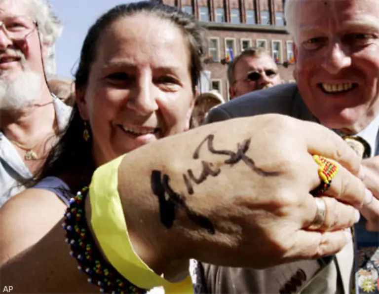 Die-Auslese-hat-sich-gelohnt-Bush-darf-Autogramme-verteilen