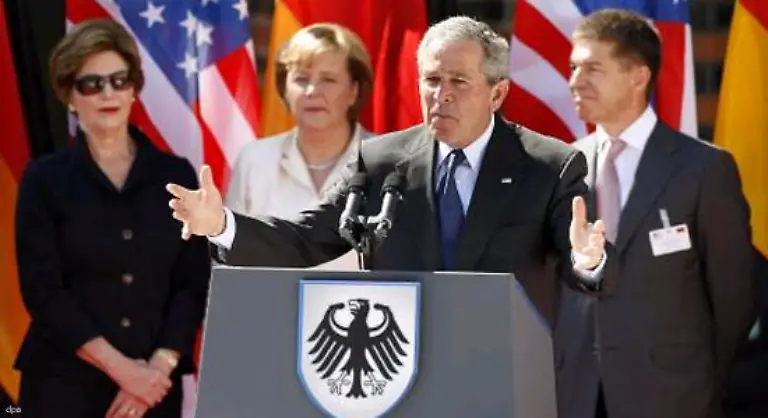 Sogar-Ehemann-Joachim-Sauer-hat-seinen-ersten-oeffentlichen-Auftritt-Er-muss-allerdings-ein-Namensschild-auf-der-Brust-tragen