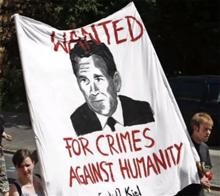 Rund-1000-Menschen-demonstrieren-gegen-Bush